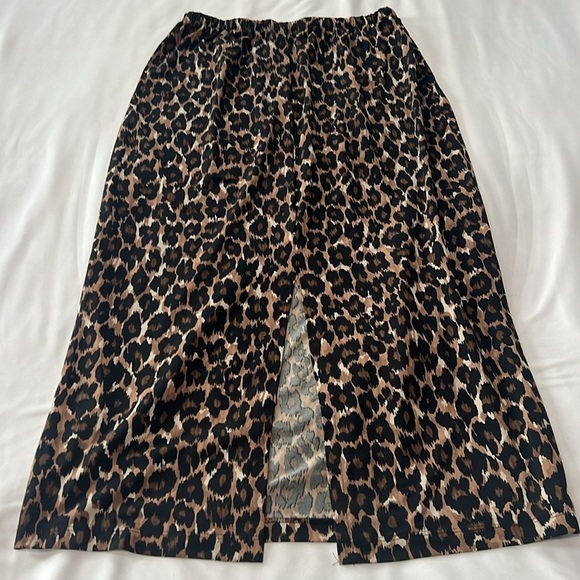 AGB Petite Leopard Print Skirt - Picture 2 of 4